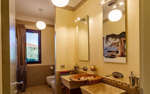 Villa Alais 8: Lavabo Del Baño, Diseño De Interiores, Arreglo De Tubería, Baño, Pared, Lavabo, Espejo, Piso, Techo, Grifo