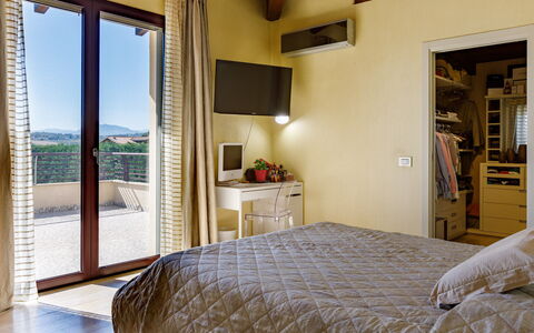 Villa Alais 8: Mueble, Pared, Diseño De Interiores, Cama, Habitación, Piso, Suelo, Habitación, Techo, Casa