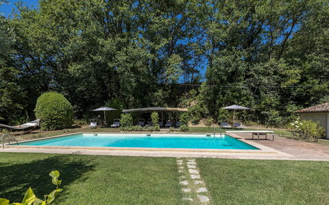 Casale le Querce di Cetona 8: Piscina, Árbol, Sombra, Jardín, Inmuebles, Recurso, Paisajismo, Patio Interior, Césped, Hacienda