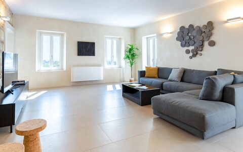 Villa Boemia 10: Mueble, Diseño De Interiores, Sofá, Piso, Suelo, Pared, Sala, Habitación, Madera, Techo