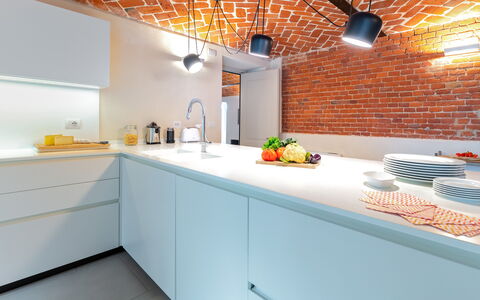 Villa Boemia 10: Cocina, Mostrador, Diseño De Interiores, Lámpara, Techo, Gabinetes, Aparato De Cocina, Arreglo De Tubería, Encendiendo, Electrodoméstico