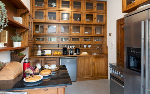 Villa Manganelli 12: Mueble, Estante, Gabinetes, Estantería, Cocina, Diseño De Interiores, Madera, Alacena, Mostrador, Piso