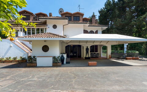 Villa Manganelli 12: Techo, Casa, Barrio Residencial, Inmuebles, Sombra, Estructura Al Aire Libre, Hacienda, Villa, Balcón, Mansión