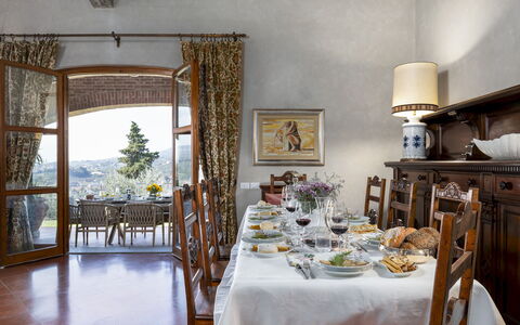 Villa Adisa 8: Mueble, Mesa, Silla, Comedor, Diseño De Interiores, Casa, Cocina Y Comedor Mesa, Manteles, Barware, Stemware