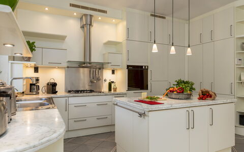 Villa Adisa 8: Cocina, Mostrador, Mueble, Aparato De Cocina, Diseño De Interiores, Gabinetes, Piso, Techo, Lámpara, Electrodoméstico