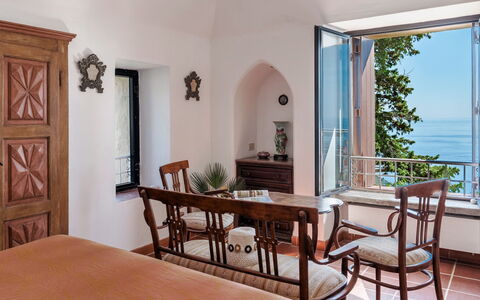 Torre Grimaldi 2+2: Mueble, Mesa, Silla, Diseño De Interiores, Mar, Habitación, Oceano, Mesa De Café, Cocina Y Comedor Mesa, Planta De Casa