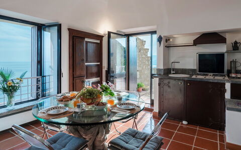 Torre Grimaldi 2+2: Mueble, Mesa, Mar, Cocina Y Comedor Mesa, Silla, Oceano, Comedor, Planta De Casa, Mesa De Café, Recurso