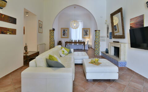 Villa Afrodite 8: Mueble, Diseño De Interiores, Piso, Sofá, Suelo, Sala, Encendiendo, Techo, Habitación, Casa