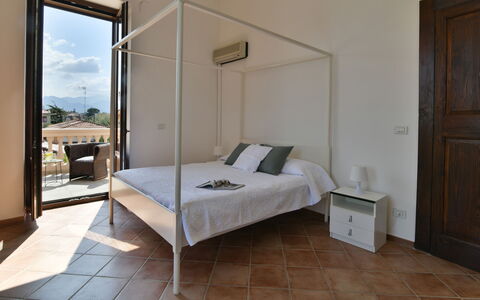 Villa Afrodite 8: Diseño De Interiores, Cama, Mueble, Habitación, Piso, Suelo, Madera, Techo, Lecho, Sábana