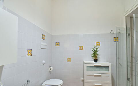 Villa Afrodite 8: Pared, Piso, Diseño De Interiores, Suelo, Amarillo, Loseta, Arreglo De Tubería, Baño, Habitación, Plomería