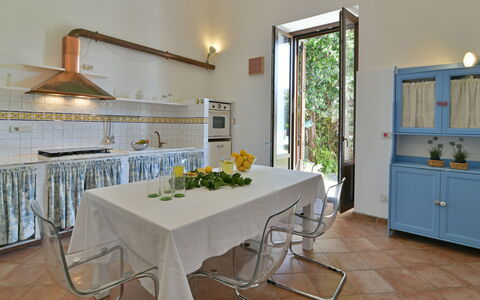 Villa Afrodite 8: Mueble, Diseño De Interiores, Piso, Mesa, Suelo, Cocina, Encendiendo, Habitación, Cocina Y Comedor Mesa, Silla