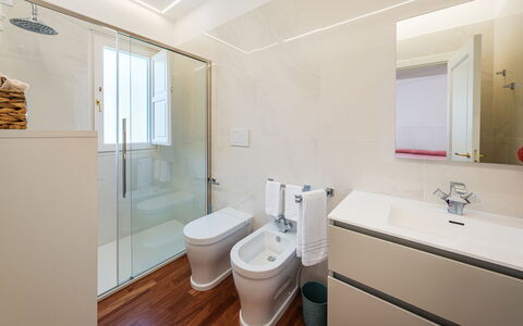 Villa Bellina 6: Baño, Piso, Arreglo De Tubería, Suelo, Diseño De Interiores, Pared, Asiento Del Baño, Baño, Lavabo Del Baño, Lavabo