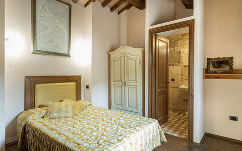 Residenza Collefiorito 26: Habitación, Pared, Cama, Diseño De Interiores, Mueble, Madera, Sábana, Lecho, Techo, Piso