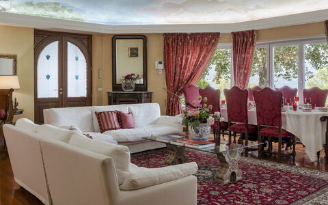 Villa Eden 8: Mueble, Diseño De Interiores, Sofá, Piso, Mesa, Rojo, Sala, Suelo, Silla, Techo