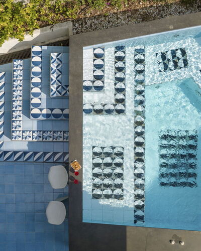 Villa Ponti 6: Azul, Piscina, Mueble Para Exteriores, Recurso, Material Compuesto, Ocio, Silla, Eco Hotel, Sunlounger, Hotel