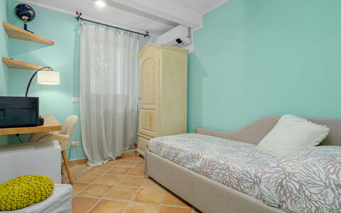 Villa la Marina 5+1: Mueble, Diseño De Interiores, Suelo, Pared, Piso, Habitación, Madera, Habitación, Casa, Cama