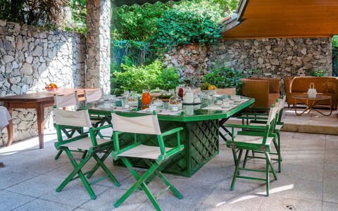 Villa Liberty Albisola 6+2: Mueble, Mueble Para Exteriores, Mesa, Silla, Mesa Al Aire Libre, Restaurante, Cocina Y Comedor Mesa, Jardín, Sombra, Patio
