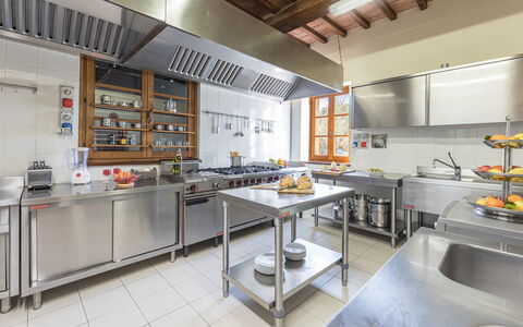 Tenuta Montiepoli 12+3: Cocina, Aparato De Cocina, Mostrador, Electrodoméstico, Mueble, Estufa De Cocina, Diseño De Interiores, Piso, Encendiendo, Techo
