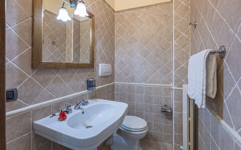 Tenuta Montiepoli 12+3: Baño, Arreglo De Tubería, Piso, Pared, Diseño De Interiores, Suelo, Lavabo, Grifo, Plomería, Lavabo Del Baño