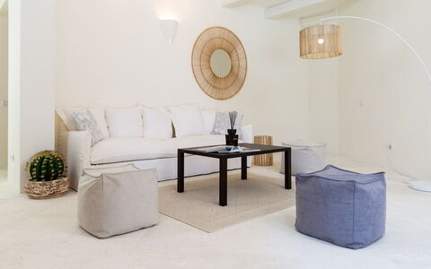 Villa Anga 10+1: Mueble, Diseño De Interiores, Sofá, Pared, Piso, Suelo, Sala, Casa, Textil, Habitación