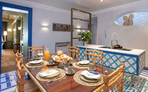 Belvedere Guastella a 8: Azul, Mueble, Diseño De Interiores, Piso, Suelo, Techo, Encendiendo, Habitación, Comedor, Mesa