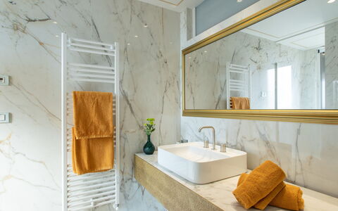 Belvedere Guastella a 8: Diseño De Interiores, Arreglo De Tubería, Piso, Grifo, Suelo, Plomería, Baño, Loseta, Lavabo, Espejo