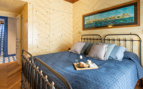 Belvedere Guastella a 8: Mueble, Diseño De Interiores, Pared, Madera, Suelo, Piso, Habitación, Habitación, Cama, Techo
