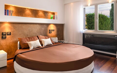 Villa Vae Victis 6: Cama, Mueble, Diseño De Interiores, Habitación, Lecho, Sábana, Pared, Piso, Suelo, Madera