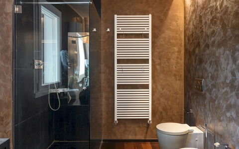 Villa Vae Victis 6: Pared, Piso, Arreglo De Tubería, Suelo, Baño, Diseño De Interiores, Plomería, Baño, Asiento Del Baño, Loseta