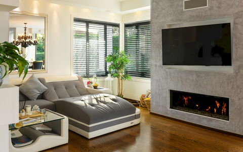 Villa Vae Victis 6: Mueble, Diseño De Interiores, Piso, Suelo, Pared, Sofá, Sala, Casa, Madera, Televisión