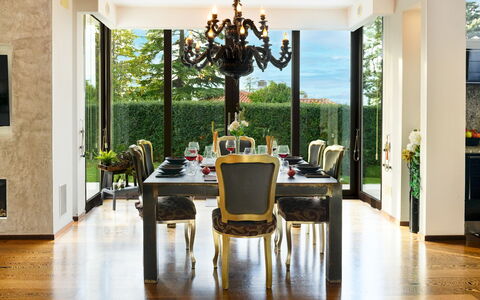 Villa Vae Victis 6: Mueble, Diseño De Interiores, Madera, Mesa, Silla, Piso, Encendiendo, Comedor, Techo, Suelo