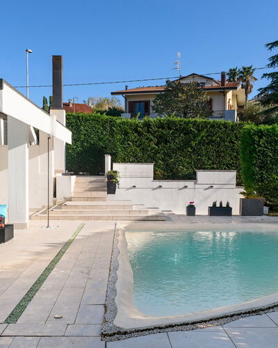 Villa Vae Victis 6: Piscina, Barrio Residencial, Material Compuesto, Sombra, Fuente De Agua, Recurso, Hormigón, Patio Interior, Jardín, Paisajismo