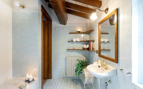 Casatorre 6+2: Baño, Pared, Arreglo De Tubería, Lavabo Del Baño, Diseño De Interiores, Piso, Grifo, Lavabo, Lámpara, Techo