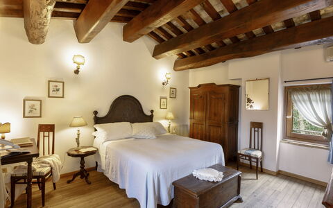 Casatorre 6+2: Mueble, Cama, Pared, Habitación, Sábana, Lecho, Diseño De Interiores, Piso, Casa, Marco De La Cama