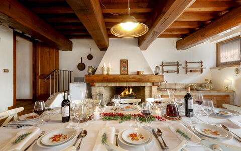 Casatorre 6+2: Mueble, Mesa, Diseño De Interiores, Vajilla, Comedor, Cocina Y Comedor Mesa, Comida, Silla, Habitación, Techo