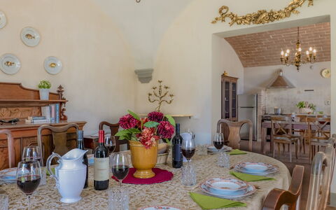 Villa Iside 8: Mueble, Diseño De Interiores, Mesa, Piso, Silla, Cocina Y Comedor Mesa, Comedor, Porcelana, Techo, Planta De Casa