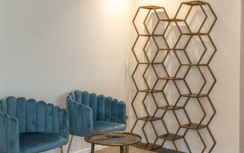 Onda 8: Diseño De Interiores, Mueble, Estantería, Estante, Material Natural, Manchas De Madera, Madera Dura, Sala