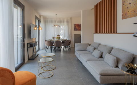 Marea 8: Mueble, Diseño De Interiores, Piso, Suelo, Madera, Sofá, Sala, Mesa, Habitación, Techo