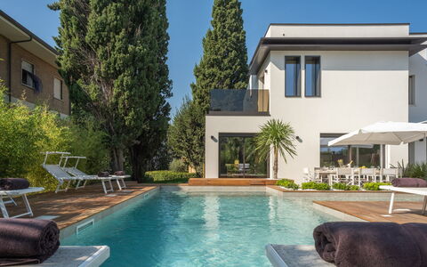 Marea 8: Piscina, Edificio, Barrio Residencial, Casa, Casa, Arbusto, Asentamientos Humanos, Inmuebles, Recurso, Jardín