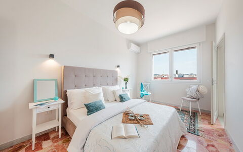 Nova Domus 6: Mueble, Cama, Diseño De Interiores, Habitación, Piso, Suelo, Sábana, Lecho, Habitación, Techo