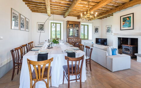 Villa a Casa di Giovanni 12: Mueble, Diseño De Interiores, Mesa, Madera, Silla, Comedor, Techo, Cocina Y Comedor Mesa, Piso, Habitación