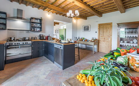 Villa a Casa di Giovanni 12: Mueble, Madera, Piso, Cocina, Diseño De Interiores, Casa, Mostrador, Suelo, Techo, Silla