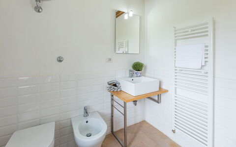Villa a Casa di Giovanni 12: Piso, Pared, Arreglo De Tubería, Baño, Suelo, Diseño De Interiores, Grifo, Plomería, Lavabo, Lavabo Del Baño