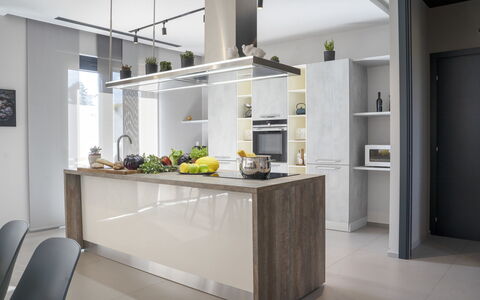Villa Maria Paradiso 10: Cocina, Mueble, Diseño De Interiores, Piso, Gabinetes, Pared, Mostrador, Madera, Lámpara, Suelo