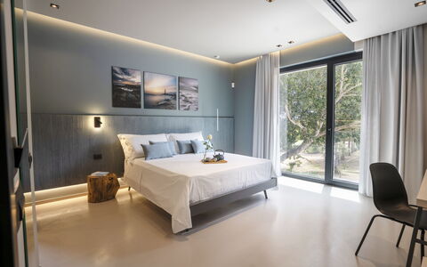 Villa Maria Paradiso 10: Mueble, Cama, Diseño De Interiores, Habitación, Piso, Suelo, Lecho, Techo, Sábana, Casa
