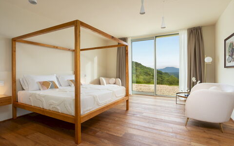 Villa Krisztina 10: Mueble, Cama, Habitación, Diseño De Interiores, Madera, Suelo, Piso, Lecho, Sábana, Linos