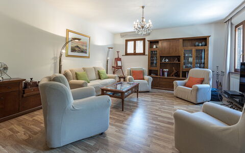Villa Pianello 10: Mueble, Diseño De Interiores, Piso, Sofá, Suelo, Madera, Habitación, Sala, Techo, Mesa