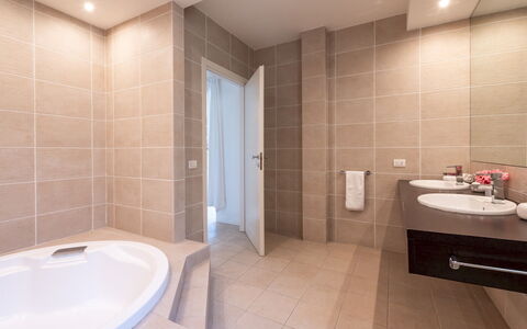 Villa Bianca 10: Baño, Arreglo De Tubería, Piso, Diseño De Interiores, Suelo, Lavabo, Grifo, Lavabo Del Baño, Plomería, Techo