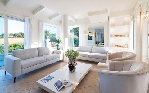 Villa Bianca 10: Mueble, Diseño De Interiores, Sofá, Piso, Suelo, Sala, Mesa, Casa, Habitación, Madera