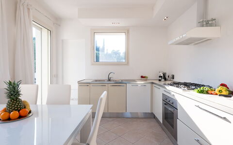 Villa Bianca 10: Diseño De Interiores, Mueble, Piso, Madera, Cocina, Mostrador, Casa, Suelo, Habitación, Aparato De Cocina